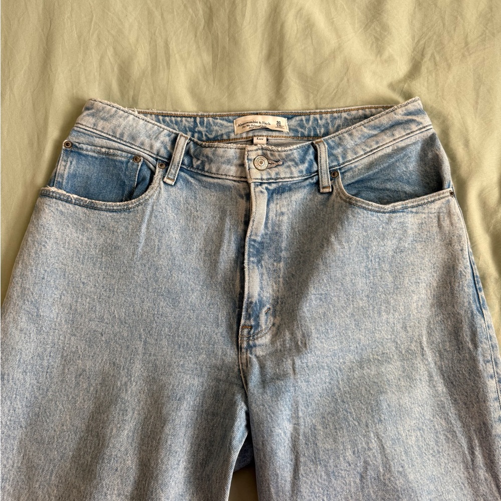 Abercrombie & Fitch Light Wash 90s Relaxed High Rise Jeans. Size 30.